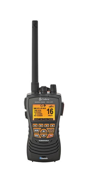 Vandtæt håndholdt VHF med 6 Watt udeffekt. Har GPS, DSC og Say again-funktion (genspiller et misset opkald)